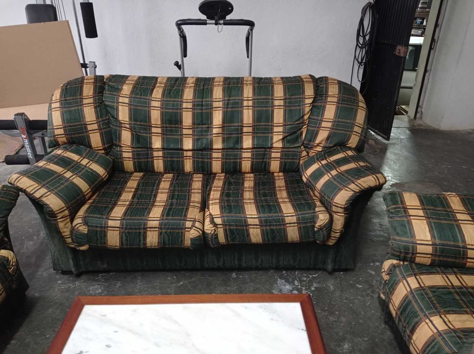 Conjunto Mesa e Sofas