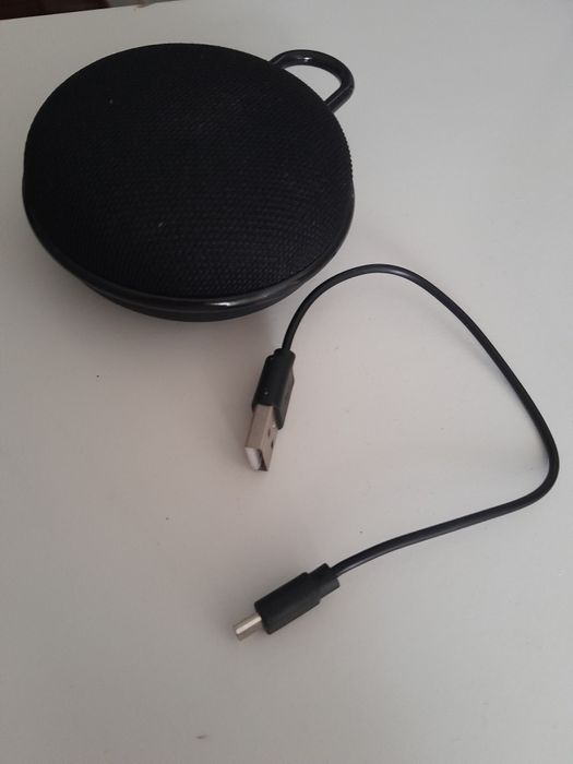 Coluna de som com cabo