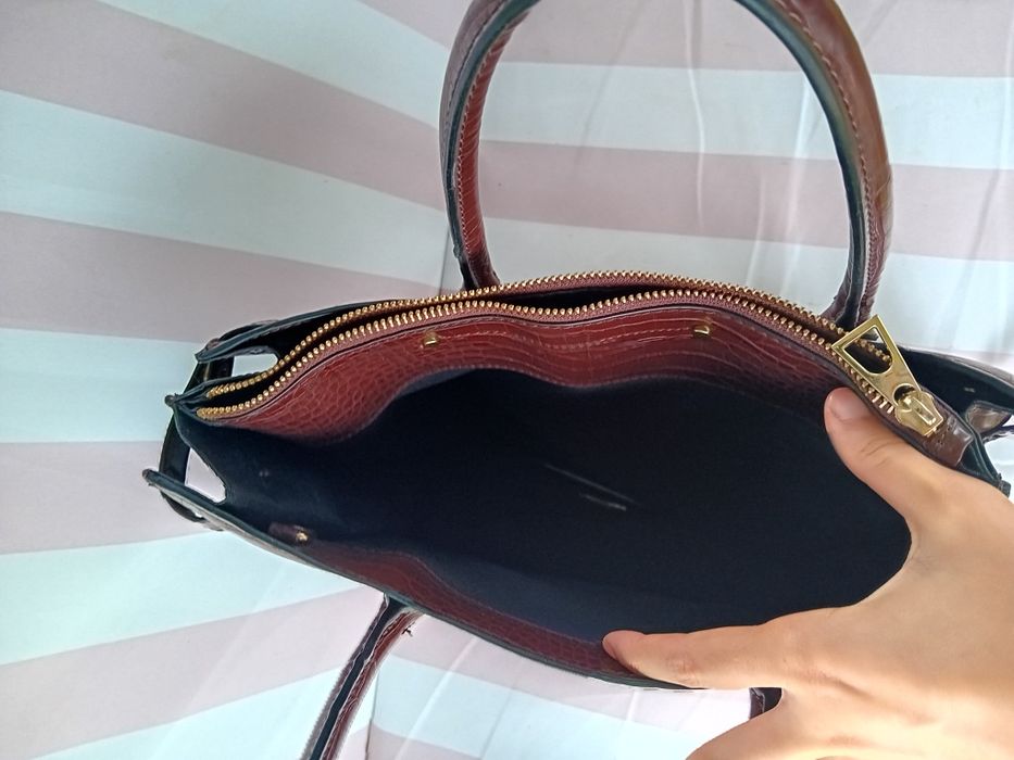 Mala Mango (MNG) Efeito Crocodilo – Castanho Escuro / Bordô