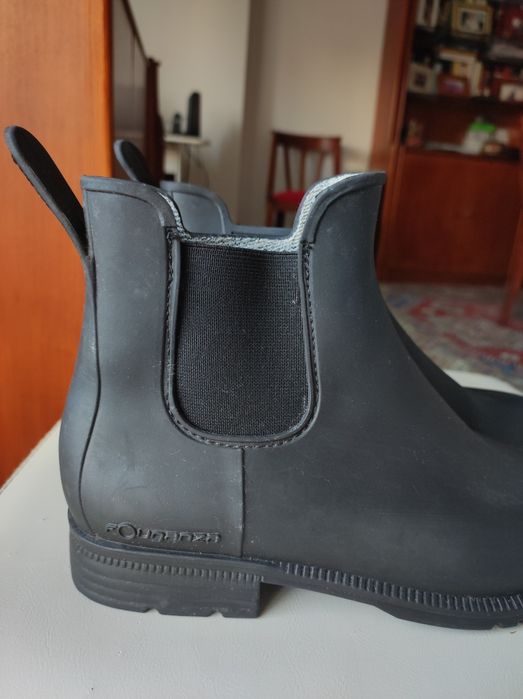 Botas pretas impermeáveis