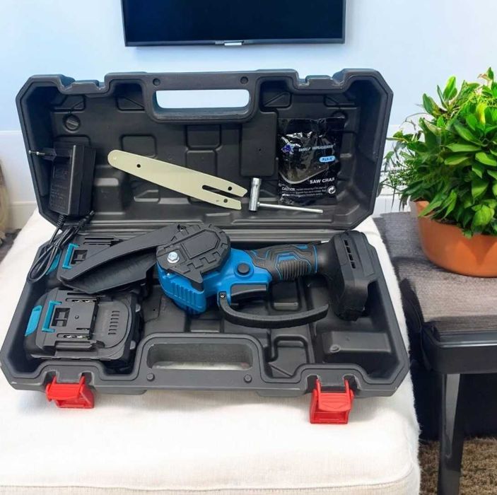Акумуляторна пила по дереву в чемоданчику з двома акумами