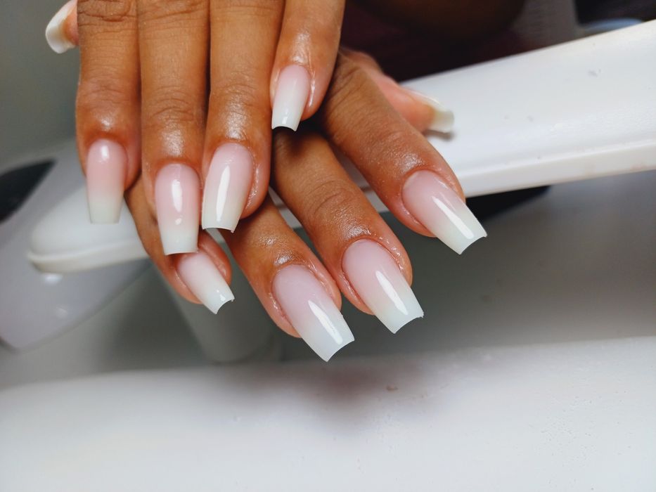 Brasileira fasendo suas unhas