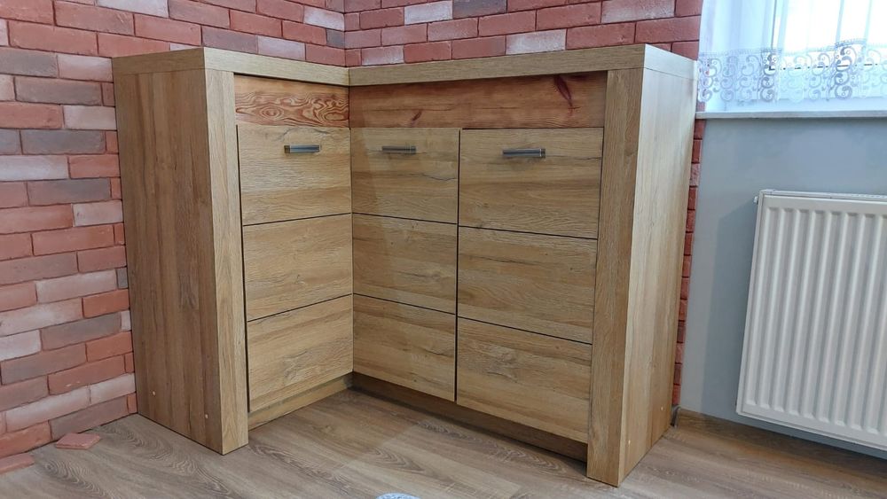 Komoda narożna z półkami