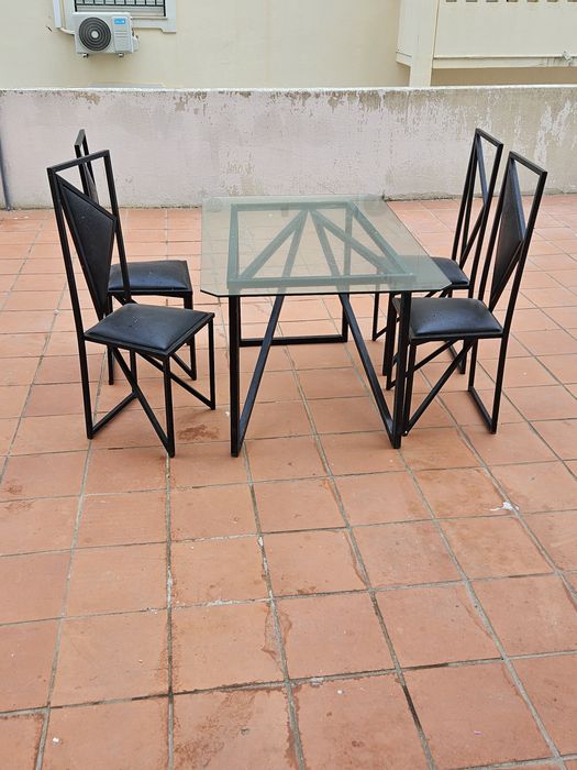 Mesa de vidro e cadeiras