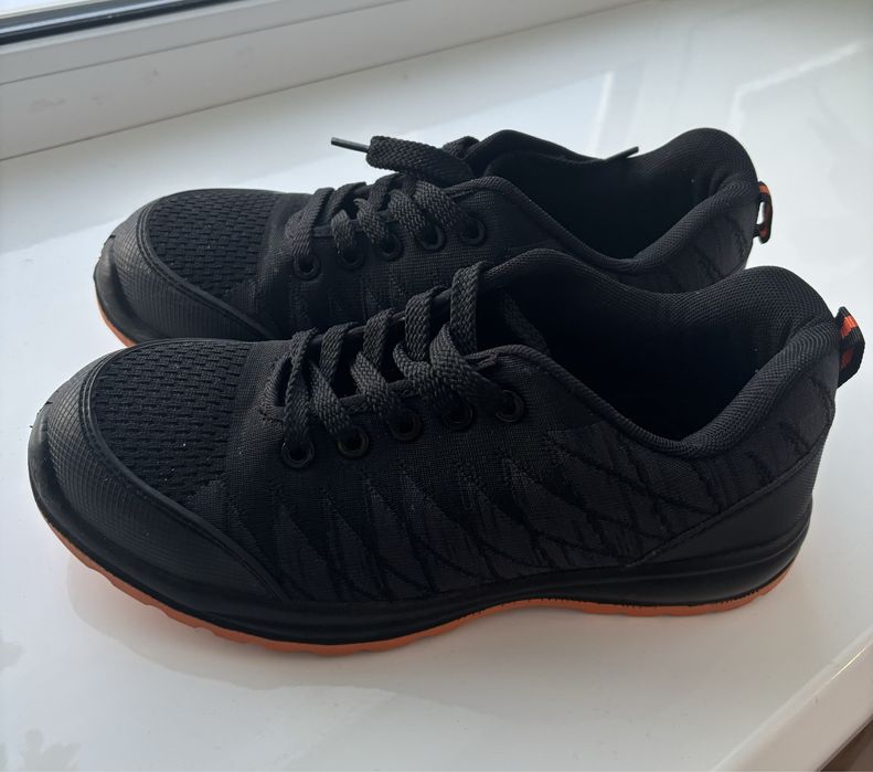 Робоче взуття з пластиковим носком