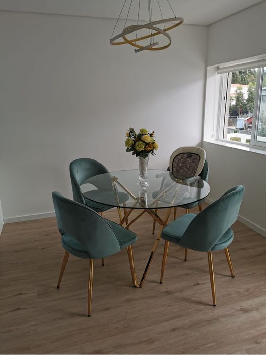 Conjunto mesa de jantar redonda Ø120 dourada + 4 cadeiras turquesa