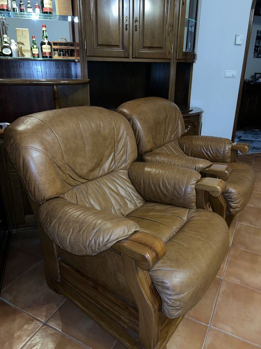 Conjunto de 2 Poltronas em Pele e Madeira