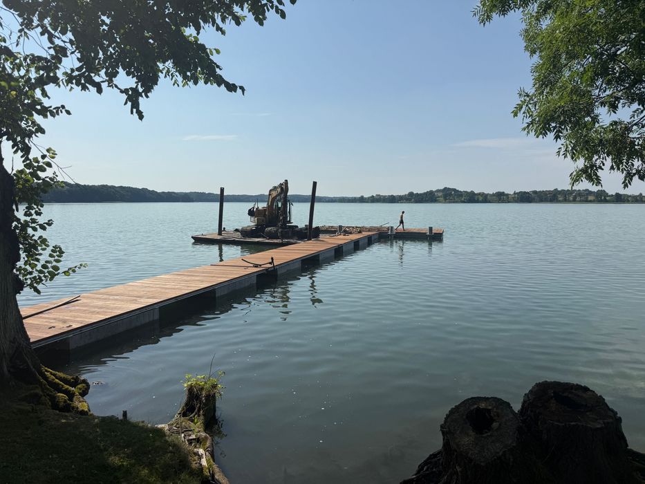 Budowa pomostów, wbijanie pali, kafar, umocnienia brzegów,