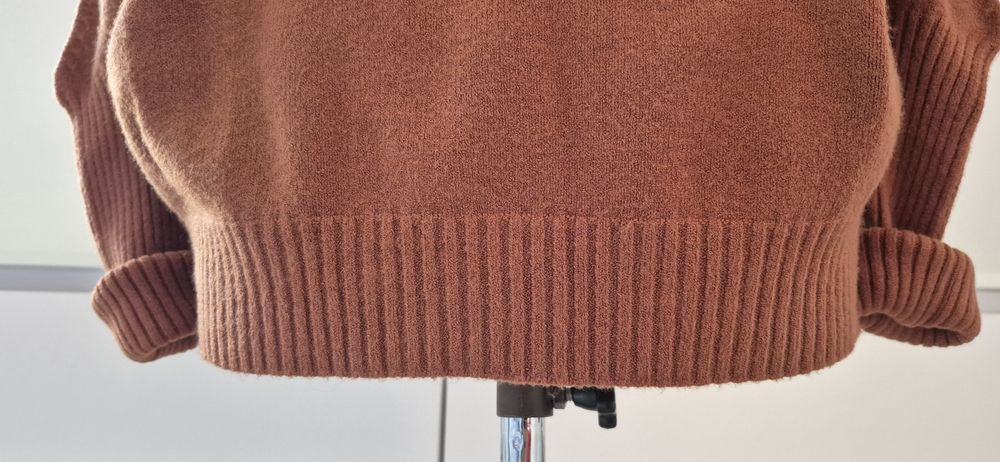 Brązowy sweter z golfem profilowany rękaw