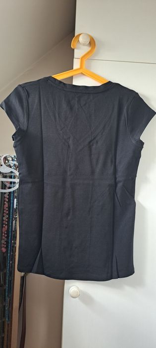 Nowy, czarny T-shirt
