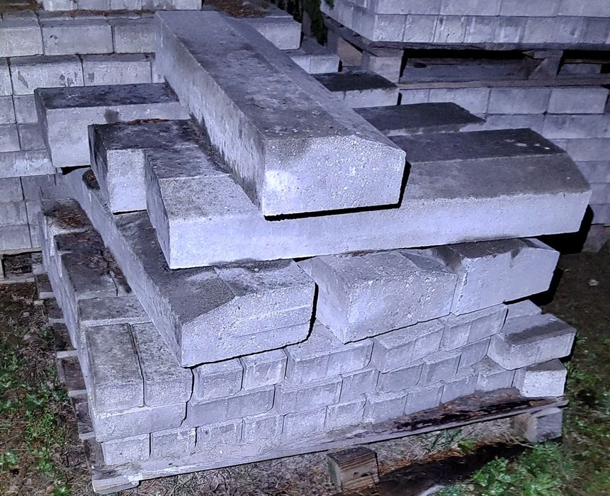 Krawężnik drogowy. Najazd drogowy