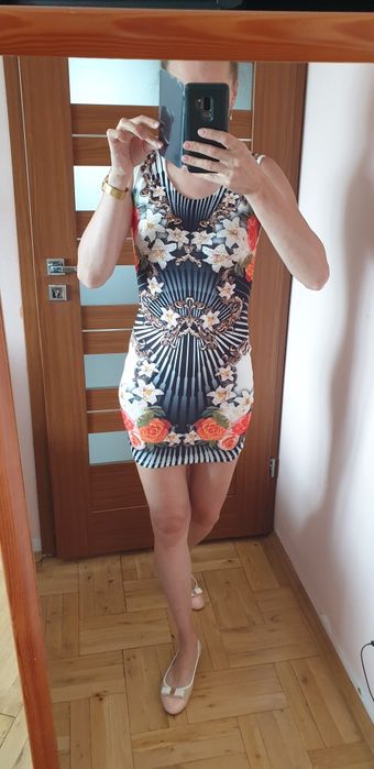 Biala elegancka sukienka Tatu z koronkowymi plecami