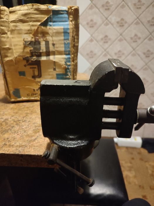 Продам слесарные тиски