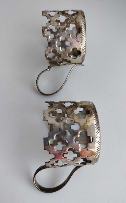 Conjunto de 2 Antigos Suportes para copos, em casquinha