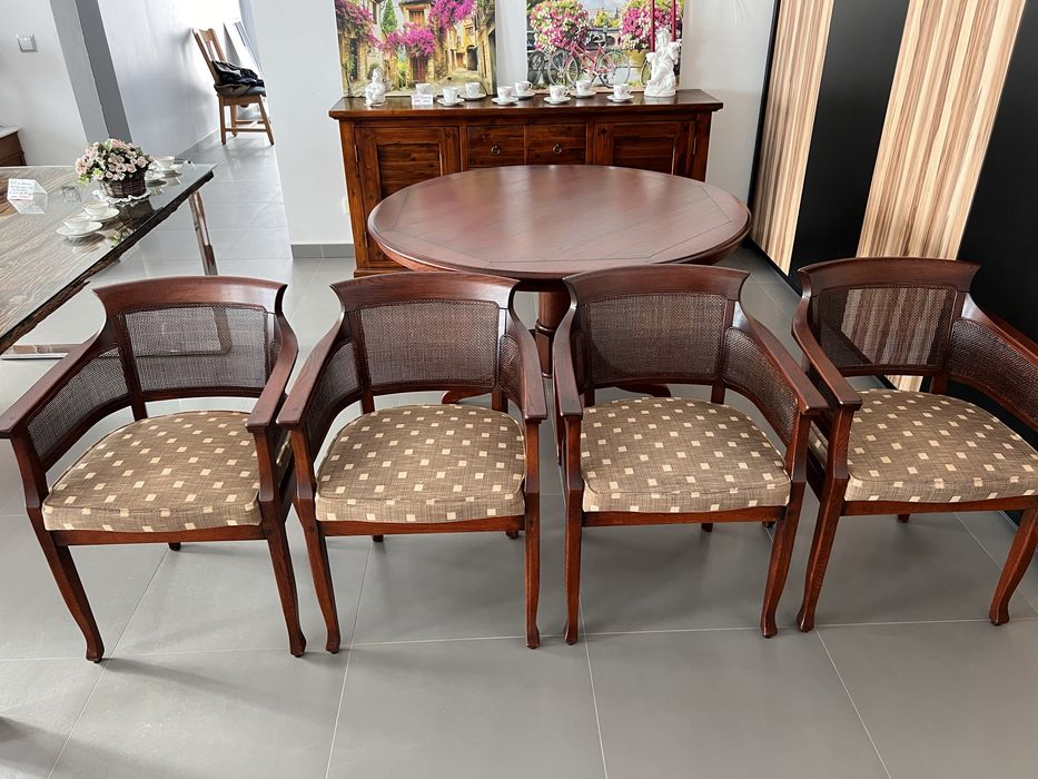 Stół okrągły dębowy z miękkimi fotelami