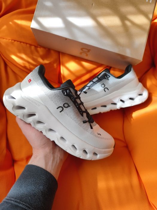 Жіночі кросівки On Running Cloudtilt White Black cloud monster