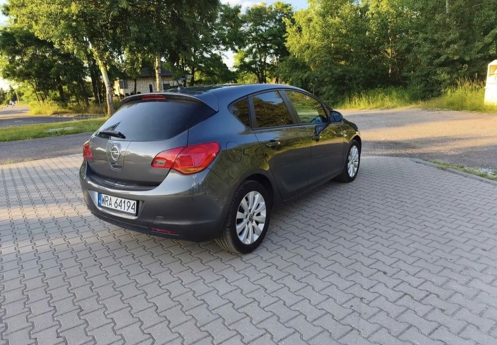Opel Astra J 2011