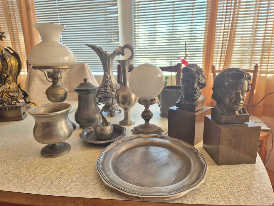 conjunto de antiguidades em bronze, latão, estanho e cobre.