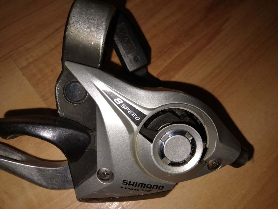 Prawa klamkomanetka Shimano ST-EF-51-8R.