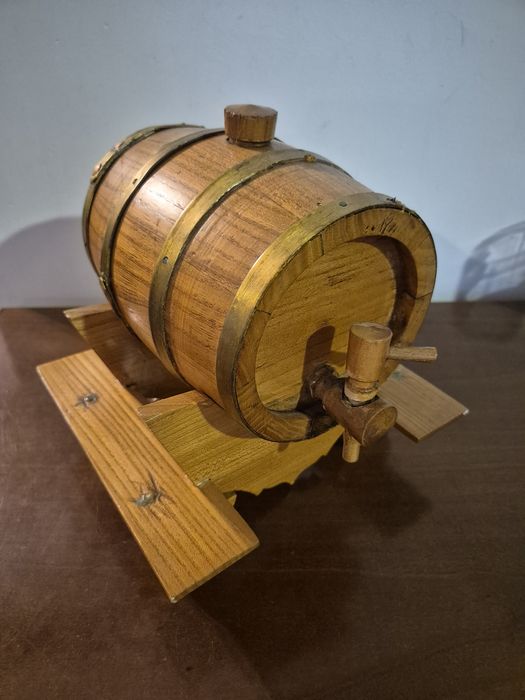 Mała drewniana beczka z kranikiem
