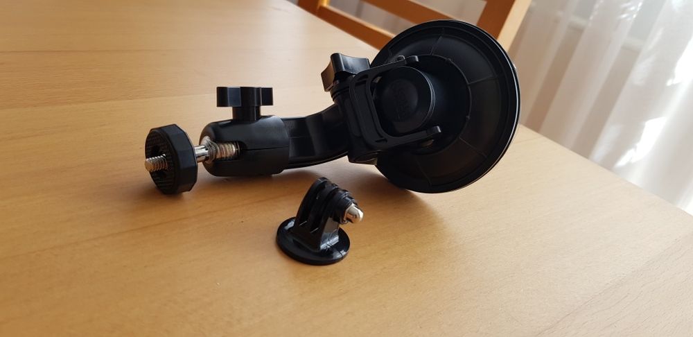 Uchwyt samochodowy GoPro i inne