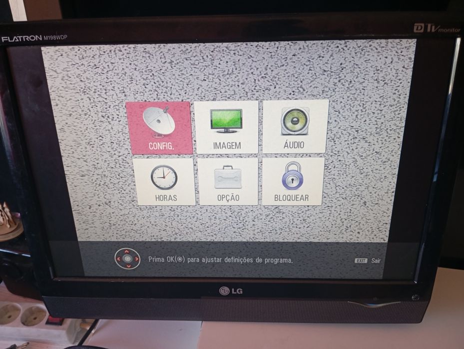 Vendo TV LG sem base conforme as fotografias