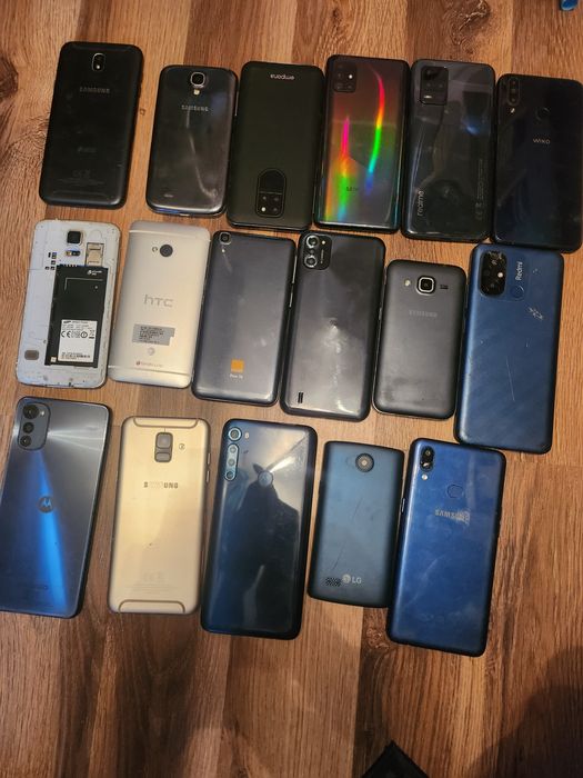 Zestaw uszkodzonych telefonow