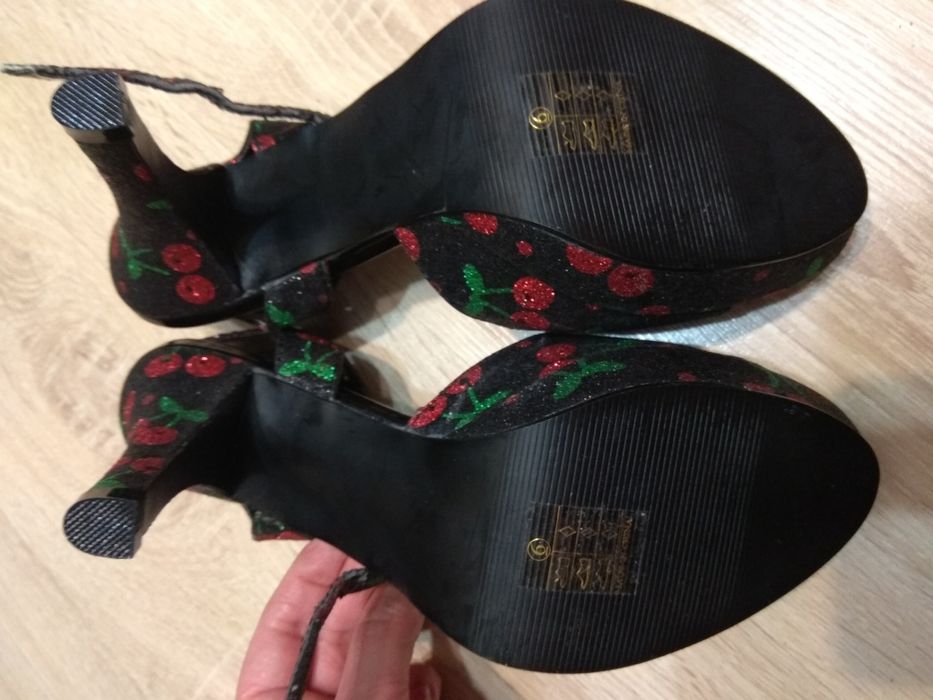 Bordello PinUp Wisienki Buty na obcasie