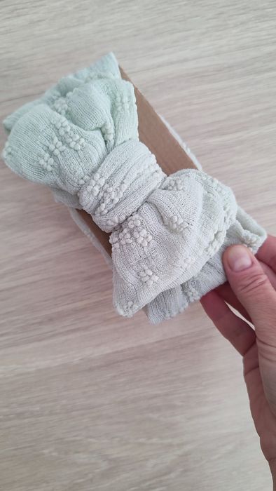 Piękna opaska z podwojną kokardą tłoczone kwiaty mięta 0-12 mc