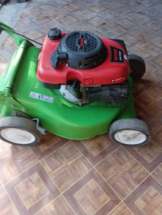 Бензокосилка для покосу трави