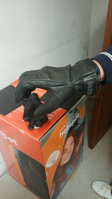 Luvas pretas em pele para mota