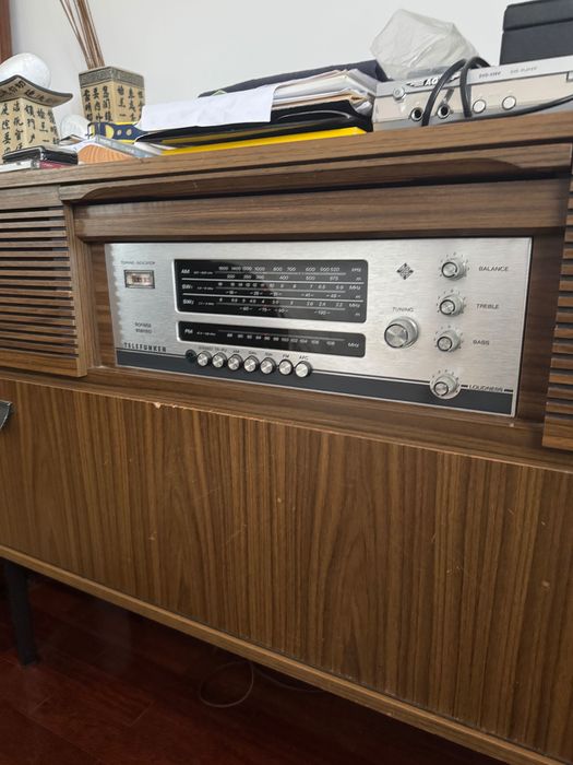 Móvel com rádio da marca telefunken