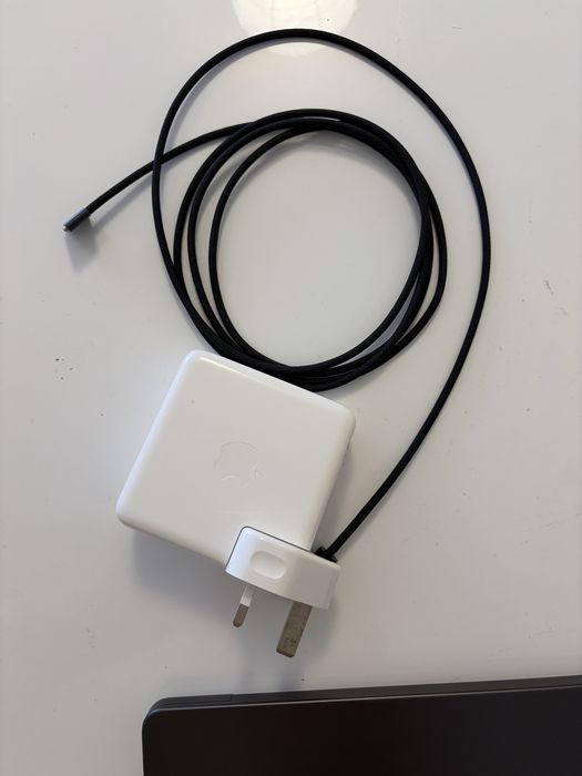 Apple Macbook Pro (M3 Pro) 14’’, 18GB Ram, 1T SSD, com Apple Car plus valido até Dezembro de 2026.