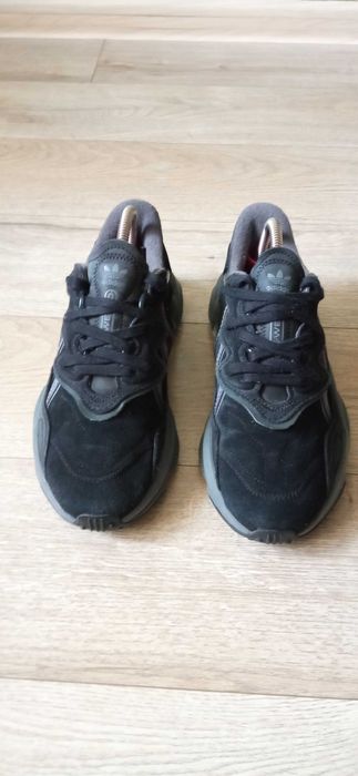 Кросівки Adidas Ozweego у чорному кольорі.