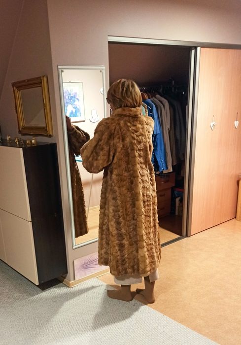 Futro z norek, długi płaszcz