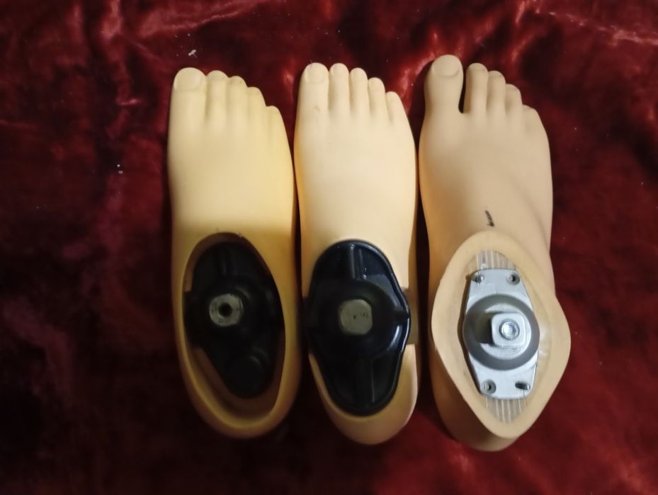 Комплектующие для протезов ног.