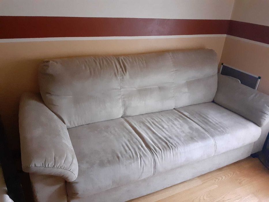 Sofá creme de três lugares