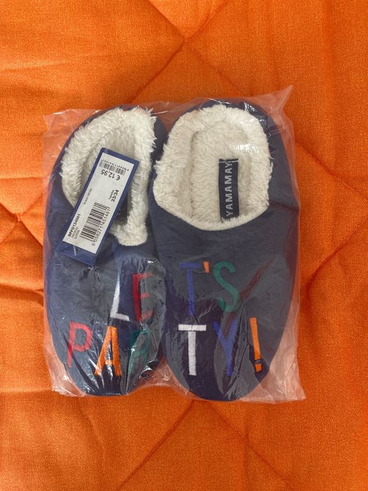 Нові домашні капці для дівчинки