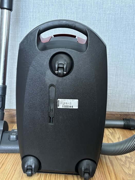 Пылесос Miele Classic C1 PowerLine