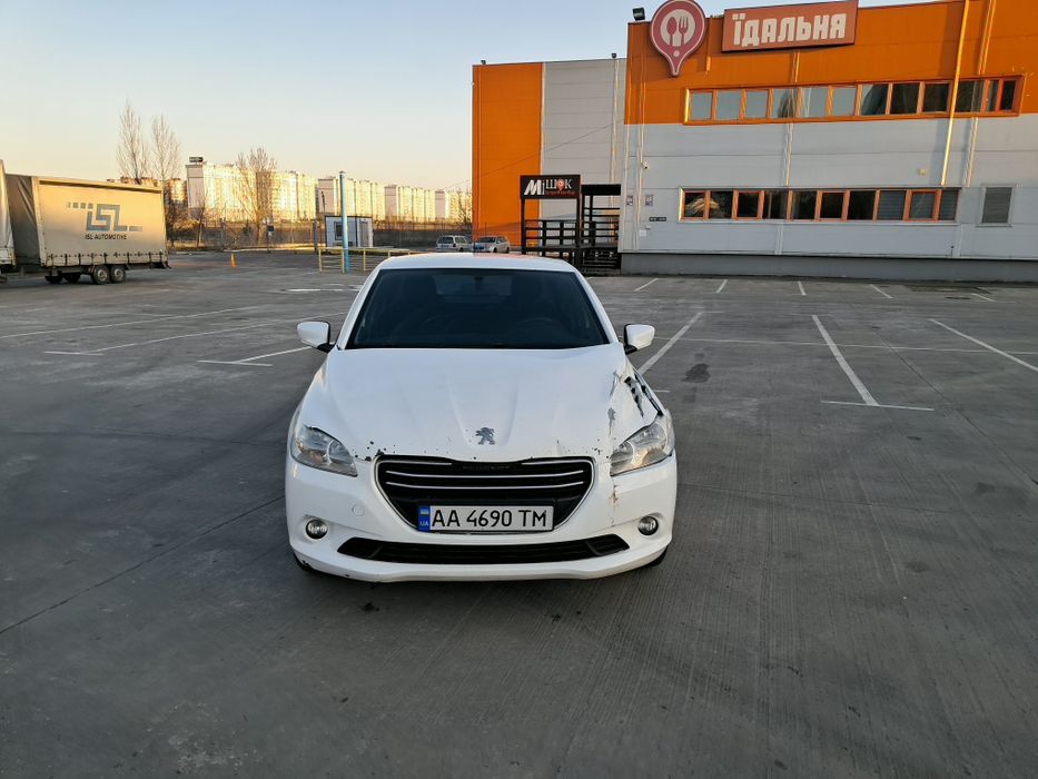 Автомобиль Пежо..