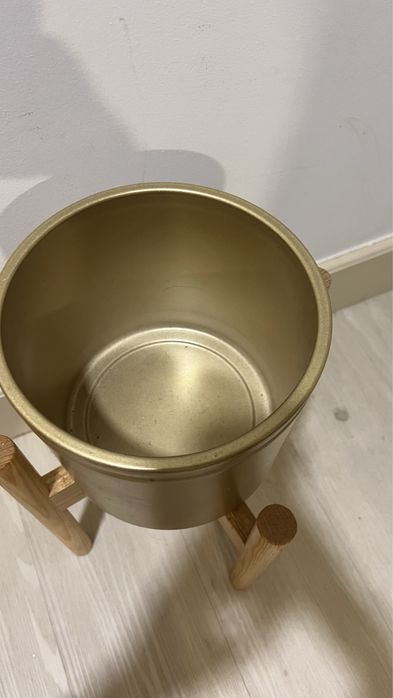 Vaso com apoio de madeira