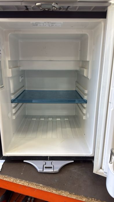 Frigorífico Dometic crx 50 (não faz frio  tem uma pequena fuga)