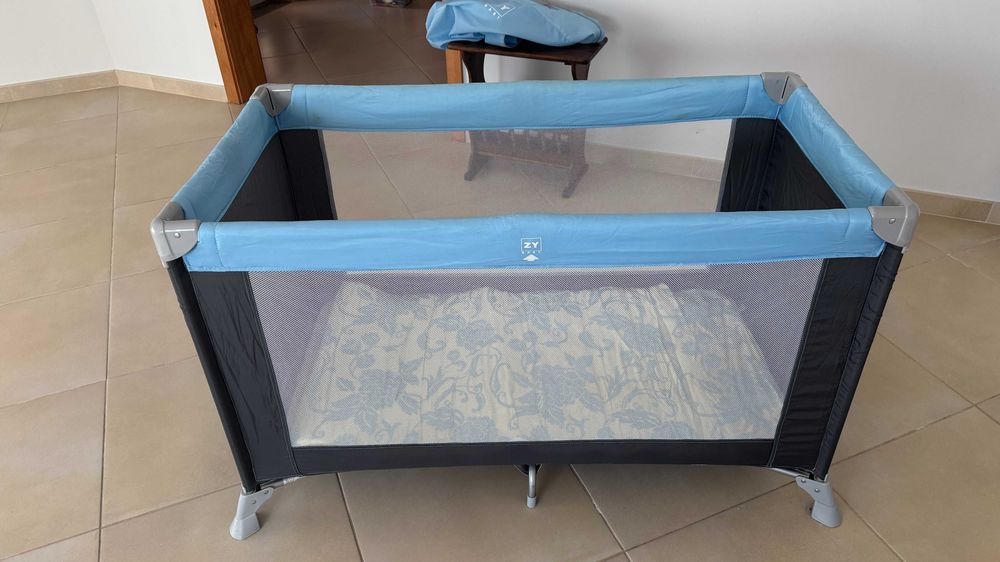 Cama de viagem de bébé e criança