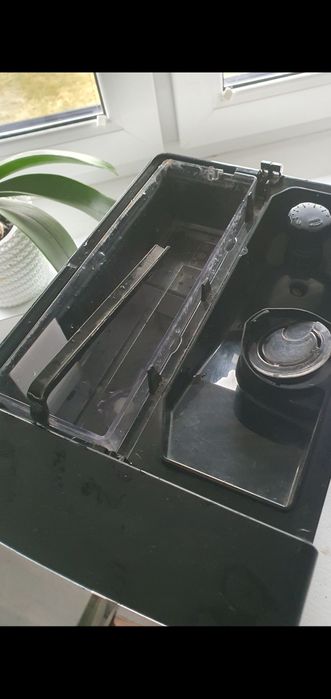 Ekspres automatyczny philips  sprawny z  brakami i glosną pracą