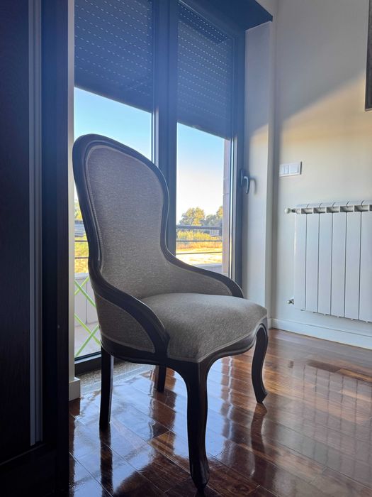 Cadeirão de apoio decorativo.