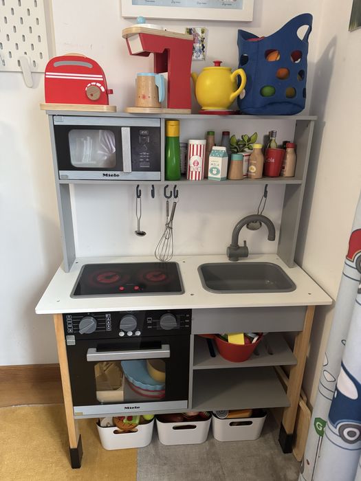 Cozinha de Madeira + Acessórios + Cadeira