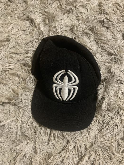 Czarna czapeczka z daszkiem z pajakiem