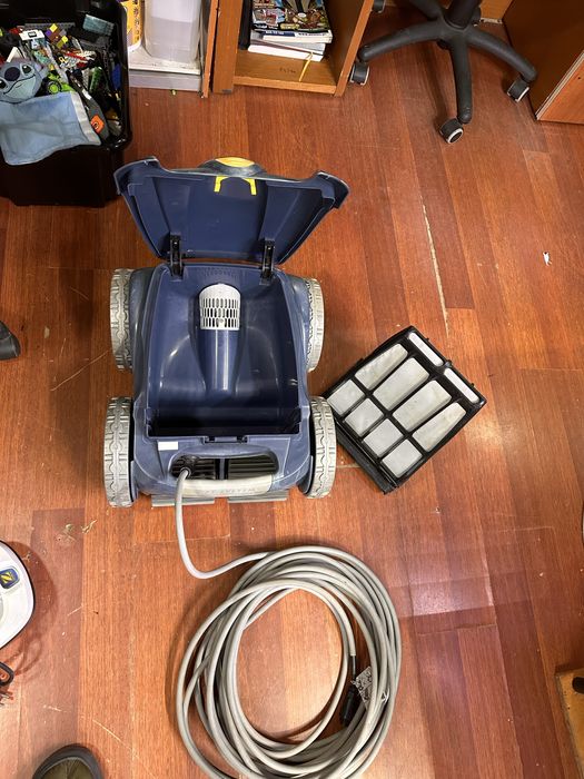 Robo de limpeza de picinas