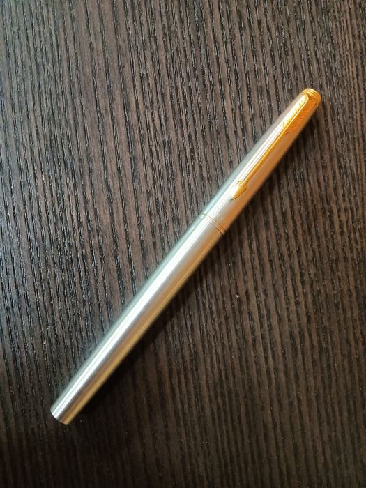 Caneta Parker 75 em aço com aparo em ouro