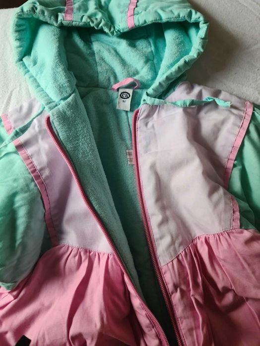 Nowa cena. Kombinezon jak nowy na 92 cm plus dwie czapeczki.